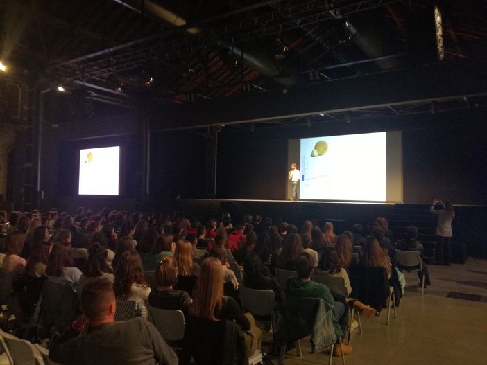 Giovani e gioco d'azzardo: uno spettacolo svela i rischi agli studenti piemontesi