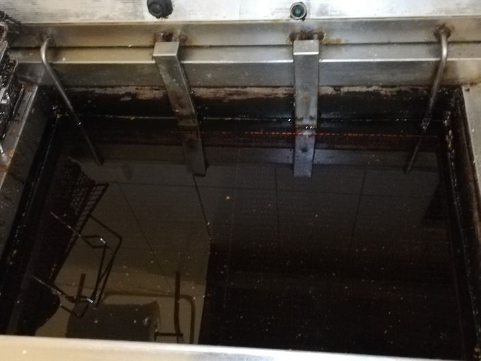 Olio esausto conservato nella friggitrice: sanzionato il titolare di un locale di via Biglieri Olio esausto conservato nella friggitrice: sanzionato il titolare di un locale di via Biglieri