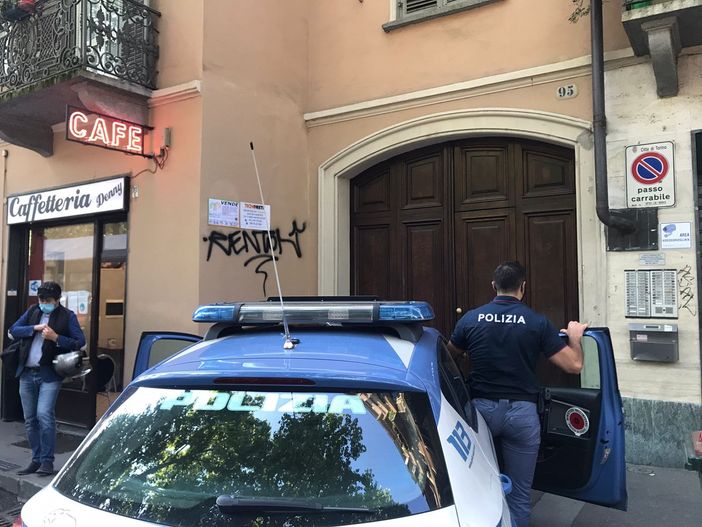 Auto della Polizia sul luogo del delitto Auto della Polizia sul luogo del delitto