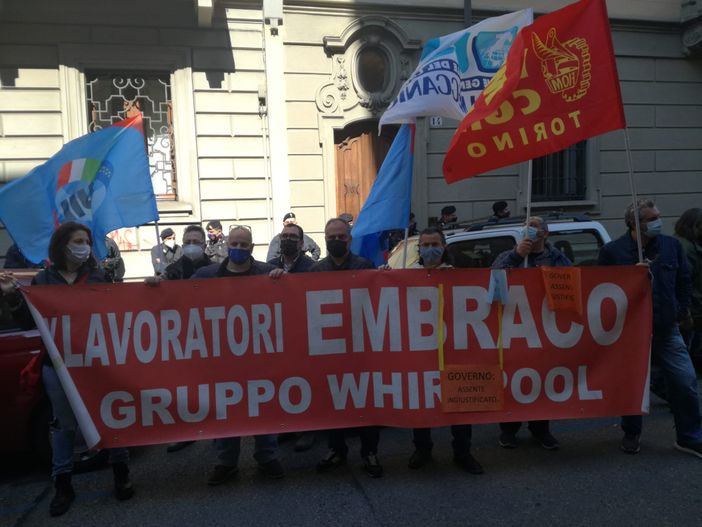 Ex Embraco, a tre giorni dalla fine gli operai "assediano" la curatela: "Chiedete la cassa integrazione" [FOTO e VIDEO]