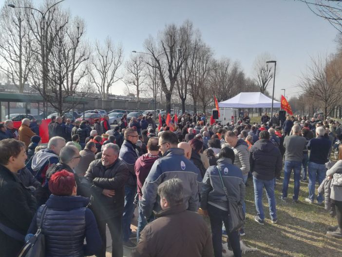 Le voci dalla fabbrica: &quot;Ci hanno chiamato esuberi e ci hanno parcheggiati. Ma noi vogliamo soltanto lavorare&quot;. E l'indotto: &quot;Noi stiamo ancora peggio&quot;