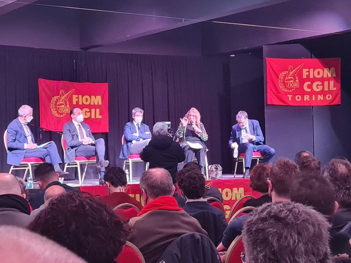 tavola rotonda su un palco