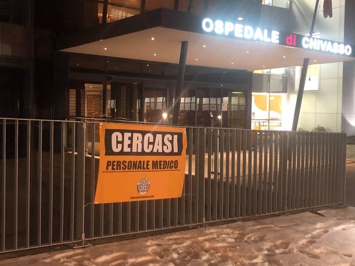 "Cercasi personale medico": manifesto provocatorio di CasaPound a Chivasso "Cercasi personale medico": manifesto provocatorio di CasaPound a Chivasso