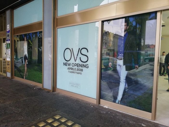 Rubano alcuni pantaloni all’OVS di via Roma: fermata una ladra