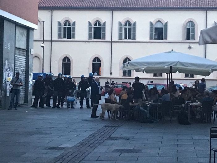 La Questura: “In Piazza Santa Giulia non solo per accertare l’osservanza dell’ordinanza che vieta la vendita per asporto di bevande alcoliche