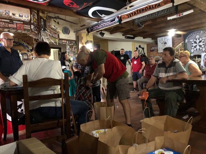 CasaPound, decine di famiglie in coda per il pacco alimentare