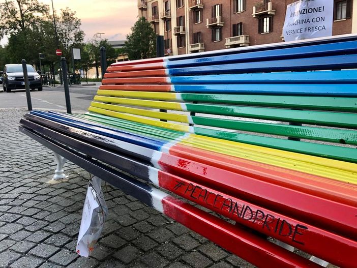 Due nuove panchine arcobaleno in corso Dante Due nuove panchine arcobaleno in corso Dante