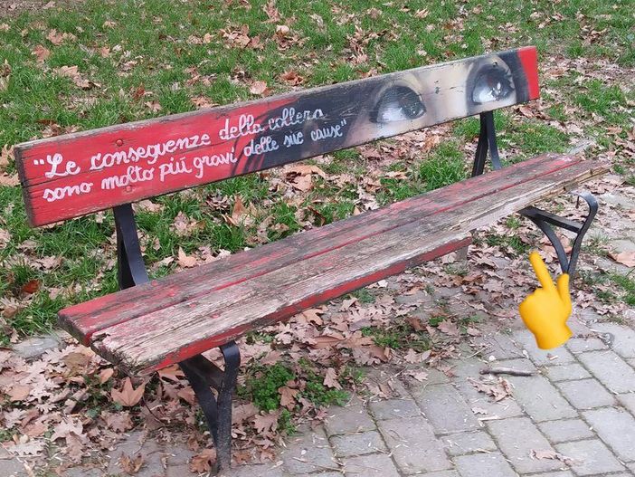 Vandalizzate le panchine rosse di Parella Vandalizzate le panchine rosse di Parella