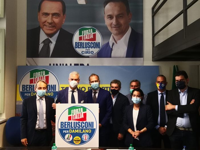 Paolo Damilano insieme agli esponenti di Forza Italia Paolo Damilano insieme agli esponenti di Forza Italia