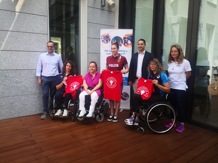 persone presentano evento a un tavolo