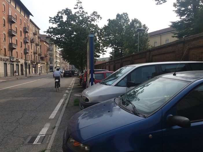 La Caserma Riberi vuole sicurezza: stop al parcheggio in corso Orbassano?