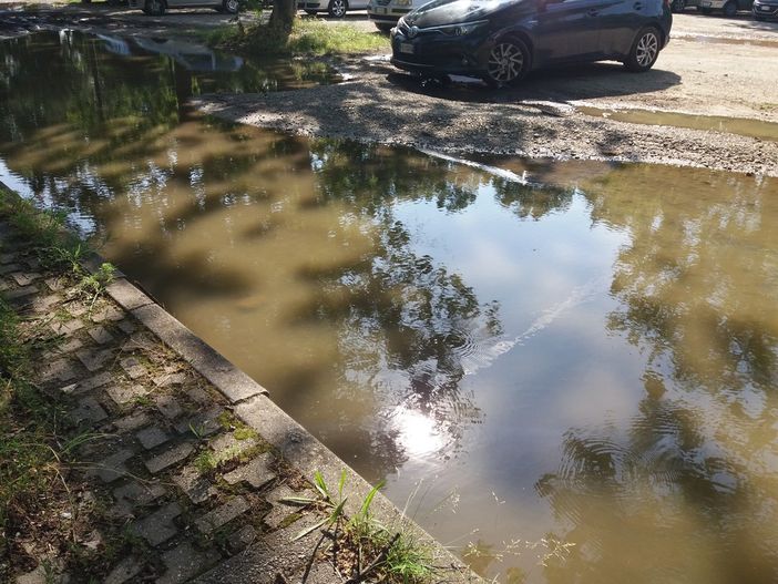 Acquazzone nella notte e il parcheggio Caio Mario diventa una palude Acquazzone nella notte e il parcheggio Caio Mario diventa una palude