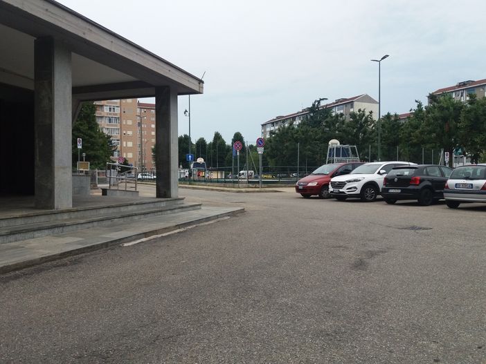 “Troppe auto per le funzioni religiose”: arriva il disco orario alla parrocchia di via Negarville