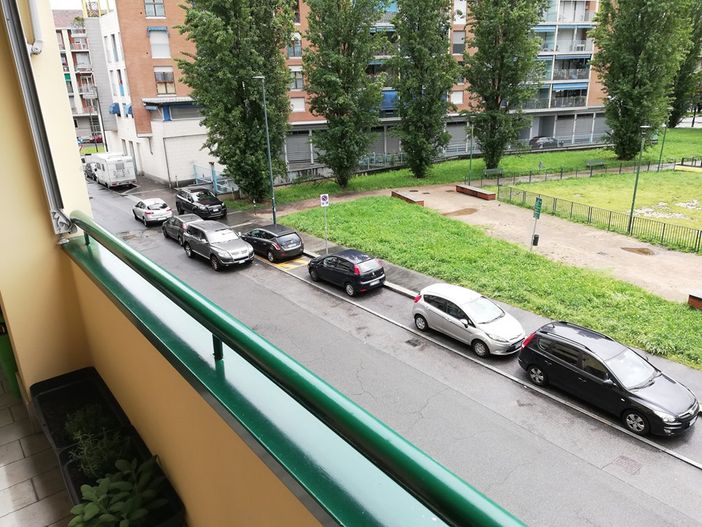 Parella, parcheggio selvaggio in via Angelo Mosso