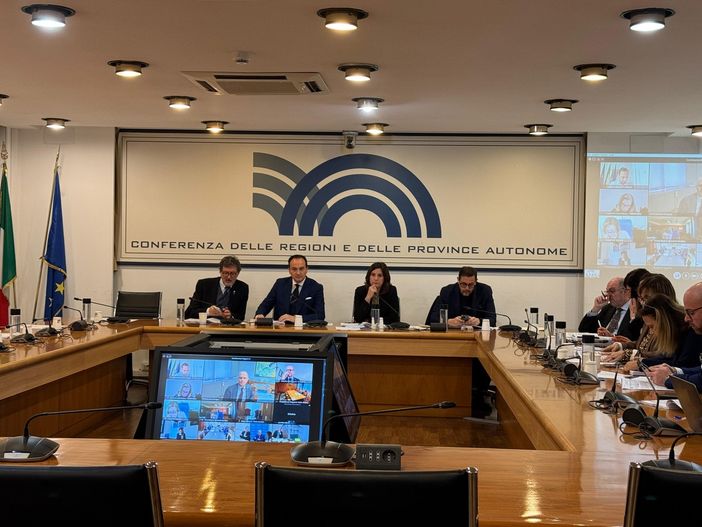 tavolo con politici tavolo con politici