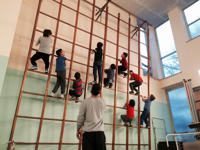 &quot;Col corpo insegno ai bambini a superare ostacoli”: così il parkour è arrivato a Mirafiori