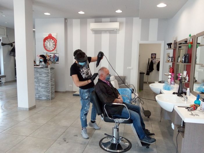 “Mille euro solo per riaprire il nostro negozio, ma non vedevamo l’ora” (FOTO e VIDEO)