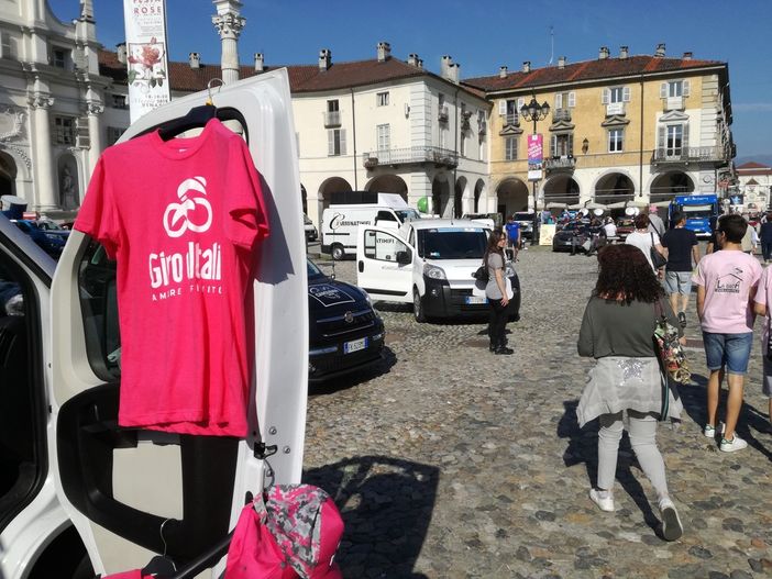 La Reggia di Venaria si colora di rosa: parte la tappa del Giro (FOTO E VIDEO)