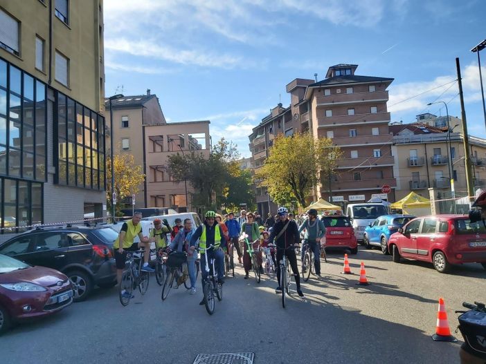 Persone che pedalano in città Persone che pedalano in città