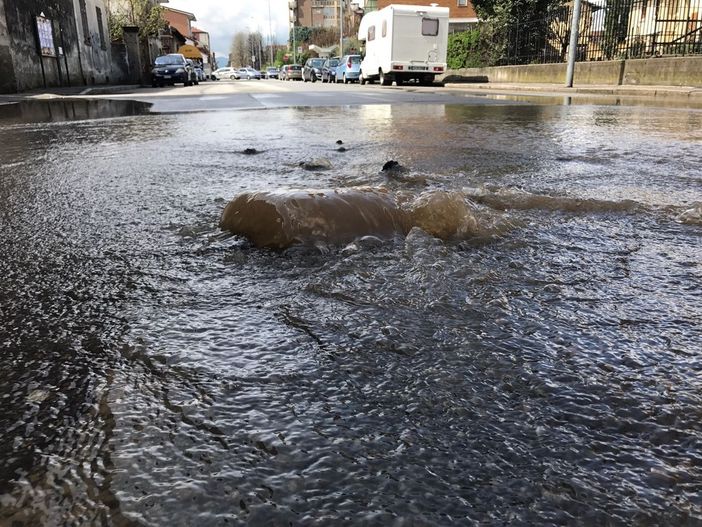 Nichelino, grossa perdita d'acqua provoca l'allagamento di via Martiri: strada chiusa (FOTO)
