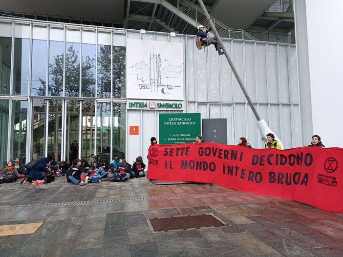 Nuova protesta degli Extinction Rebellion, occupata la hall del grattacielo Intesa Sanpaolo