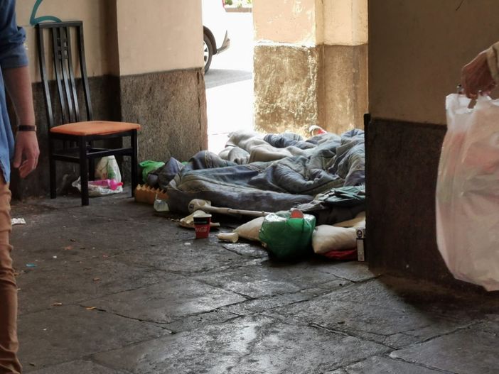 Bivacco di clochard in piazza Statuto, i residenti: "Situazione ormai insostenibile" [FOTO e VIDEO]