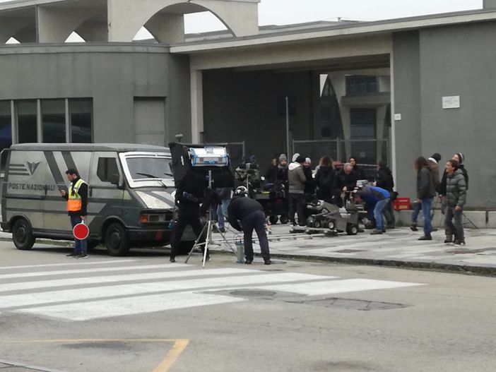 Traffico deviato in piazza Galimberti: le arcate Ex-Moi diventano un set cinematografico
