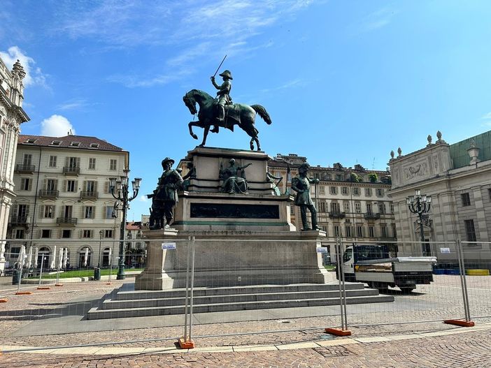 Piazza Carlo Alberto, al via il cantiere: la statua equestre transennata prima del trasloco [FOTO]
