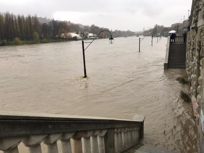 Atteso nel pomeriggio il passaggio a Torino della piena del Po