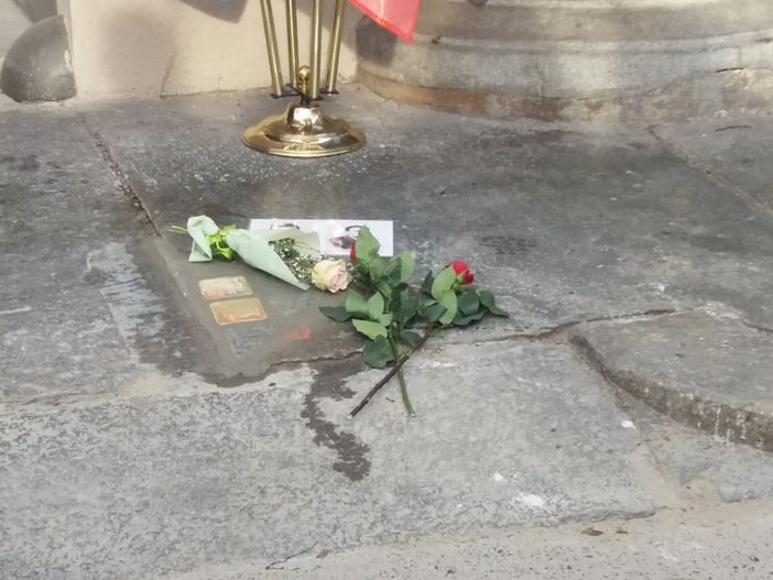 Due pietre d'inciampo ricordano i vigili del fuoco Aime e Bricco: "Contro ogni negazionismo" [FOTO e VIDEO]