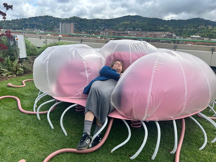 Pinacoteca Agnelli: dai gonfiabili ai fiori riciclati, 4 opere appaiono sulla Pista 500 Pinacoteca Agnelli: dai gonfiabili ai fiori riciclati, 4 opere appaiono sulla Pista 500