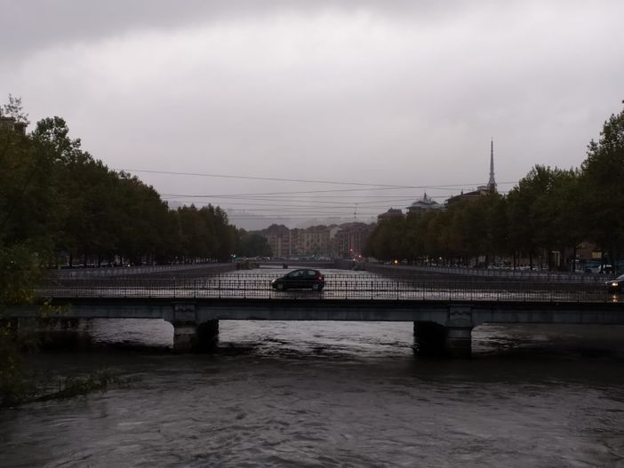 Maltempo a Torino, fa paura la Stura: chiuso corso Sacco e Vanzetti per pioggia [FOTO E VIDEO]
