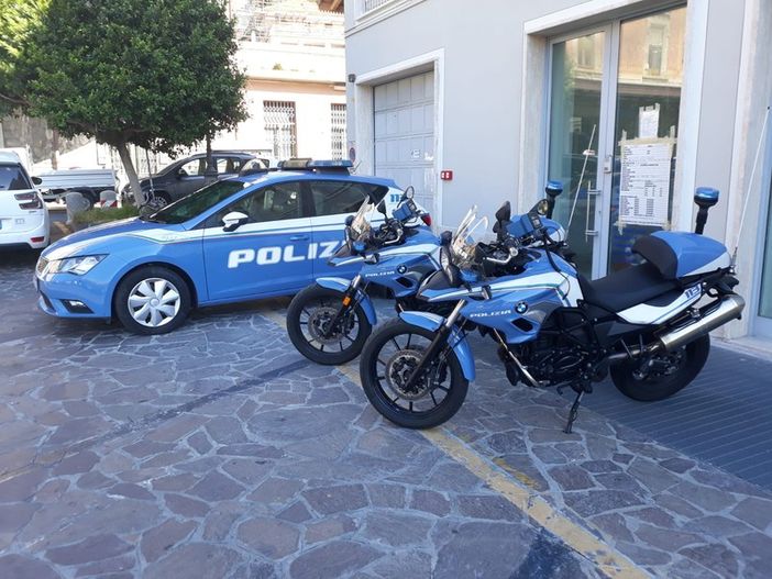 Alassio: romba al volante di una Porsche Cayenne, ma la patente è falsa. Nei guai un 40enne di Torino Alassio: romba al volante di una Porsche Cayenne, ma la patente è falsa. Nei guai un 40enne di Torino