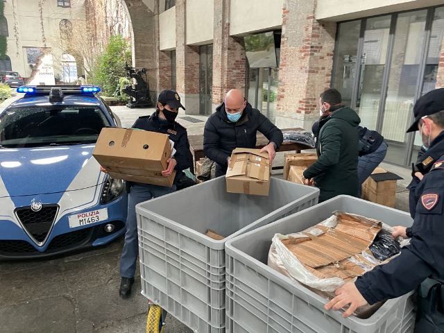 Polizia consegna vestiti al Sermig