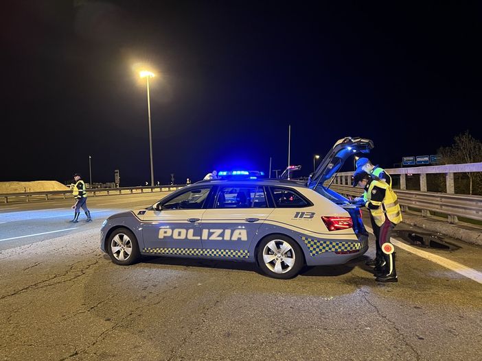 Controlli della stradale sulla tangenziale: 9 patenti ritirate nella notte tra sabato e domenica