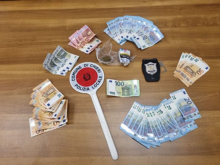 Il giovane è stato sorpreso con addosso droga e 660 euro in contanti Il giovane è stato sorpreso con addosso droga e 660 euro in contanti