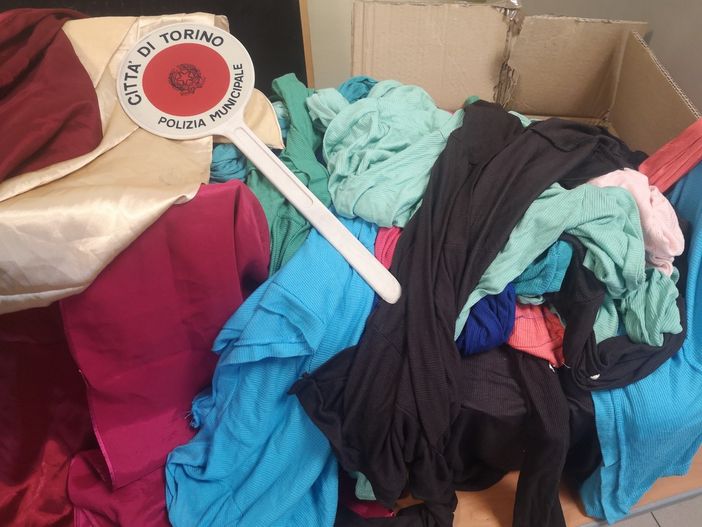 Controlli della Municipale a Porta Palazzo e al Barattolo: ambulanti multati