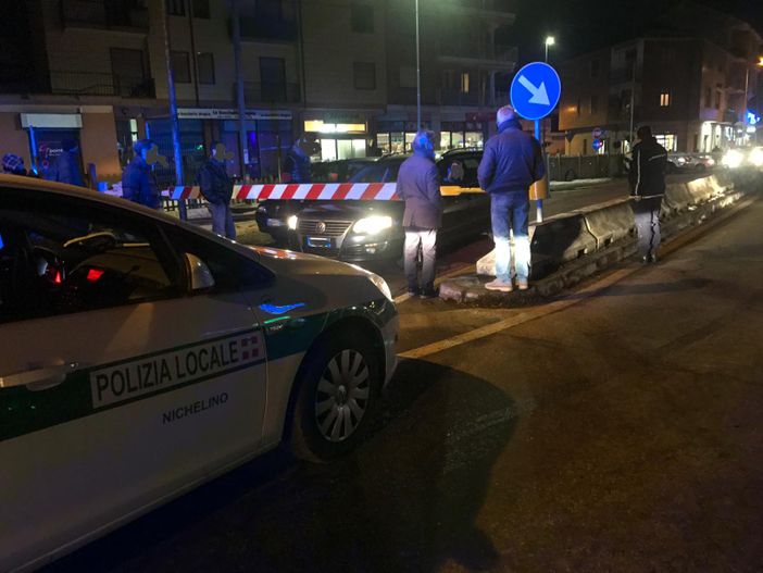 Due auto bloccate dentro le barriere del passaggio a livello, traffico in tilt a Nichelino Due auto bloccate dentro le barriere del passaggio a livello, traffico in tilt a Nichelino