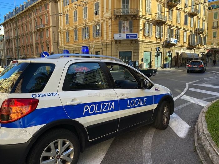Macchina di polizia locale a Sanremo Macchina di polizia locale a Sanremo