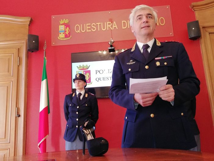 Minorenni si prostituivano nei night club del torinese per 130 euro: quattro arresti