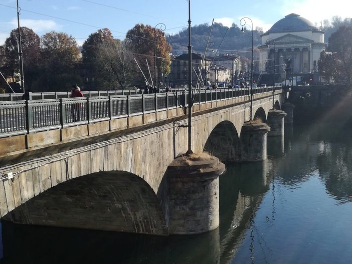 Dopo il restauro, sul ponte della Gran Madre tornano i lampioni storici Dopo il restauro, sul ponte della Gran Madre tornano i lampioni storici