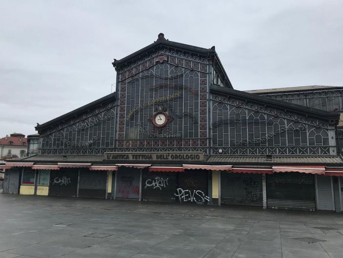 I mercati coperti IV e V alimentari di Porta Palazzo regolarmente aperti I mercati coperti IV e V alimentari di Porta Palazzo regolarmente aperti