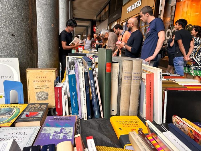 Portici e banchetti di libri con visitatori Portici e banchetti di libri con visitatori