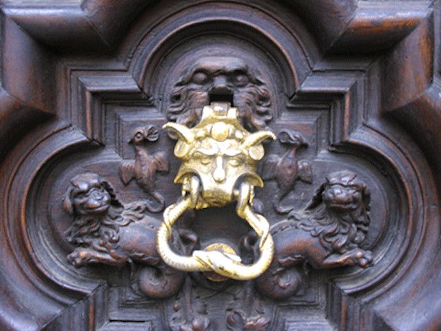 La leggenda del portone del diavolo a Torino. Mai svegliare il can che dorme, e non solo quello