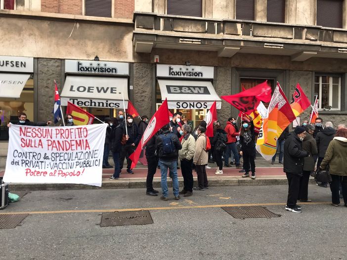 manifestanti di potere al popolo