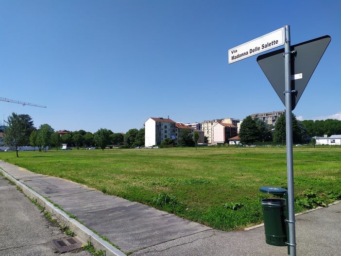 prato verde con cielo azzurro