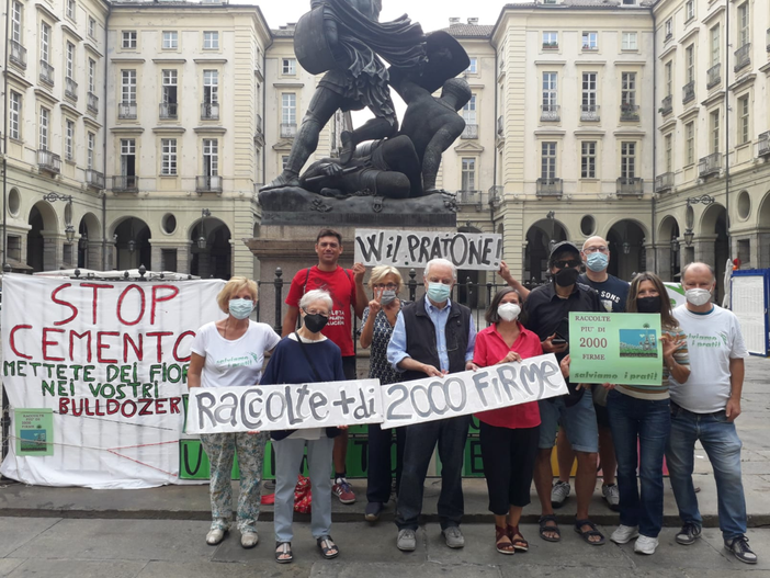 persone con uno striscione davanti al Comune