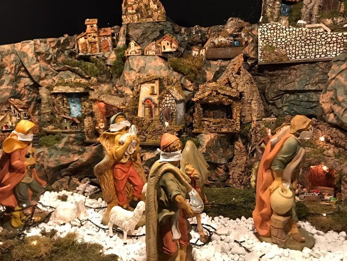Nel Duomo di Torino il presepe si adegua al Covid: Giuseppe e Maria indossano le mascherine [VIDEO]