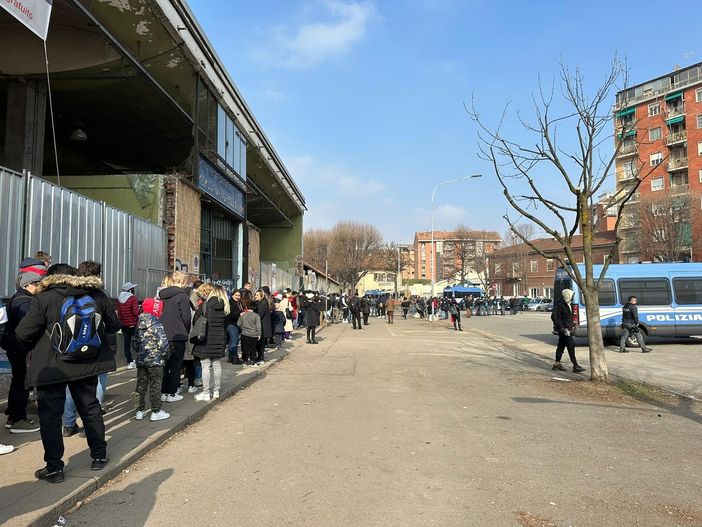 Ufficio Immigrazione, spunta una soluzione: la Circoscrizione 7 offre una sala per “alleggerire corso Verona”