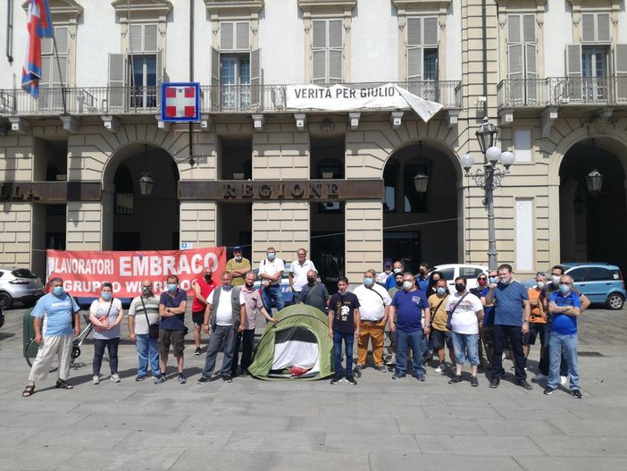 protesta in piazza degli operai